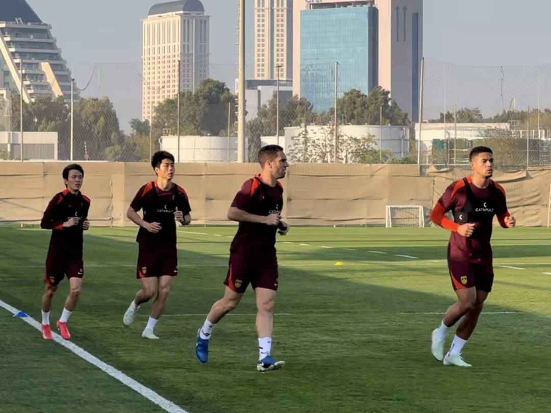 足球运动风起云涌，各路球队纷纷登场的简单介绍