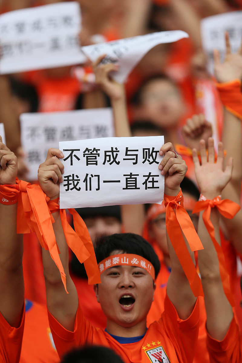 球队士气高昂，迎接比赛挑战，信心满满 球队士气高昂,迎接比赛挑战,信心满满英文 