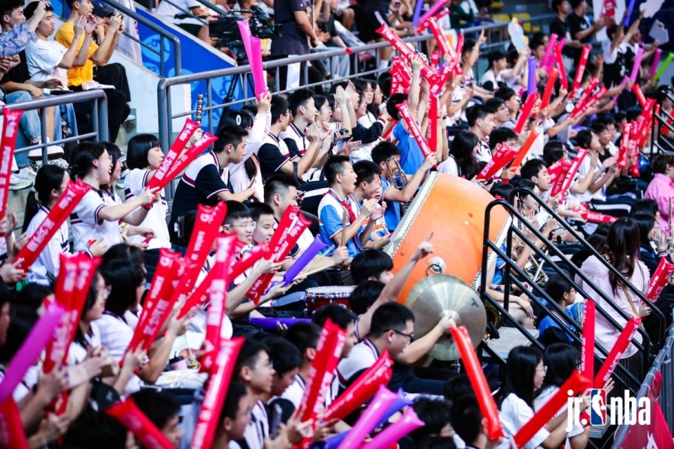 比赛现场气氛火爆，球迷热情加油助威 球场上人声鼎沸,大家都在为各自的队伍加油助威 