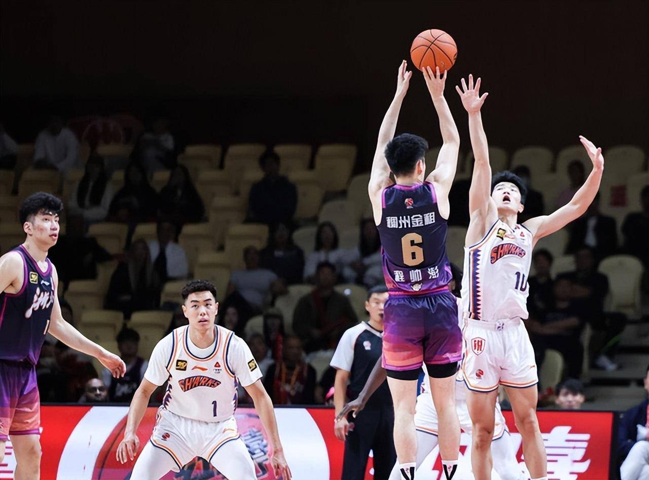 篮球明星纷纷公开伤势，球迷争议不断的简单介绍