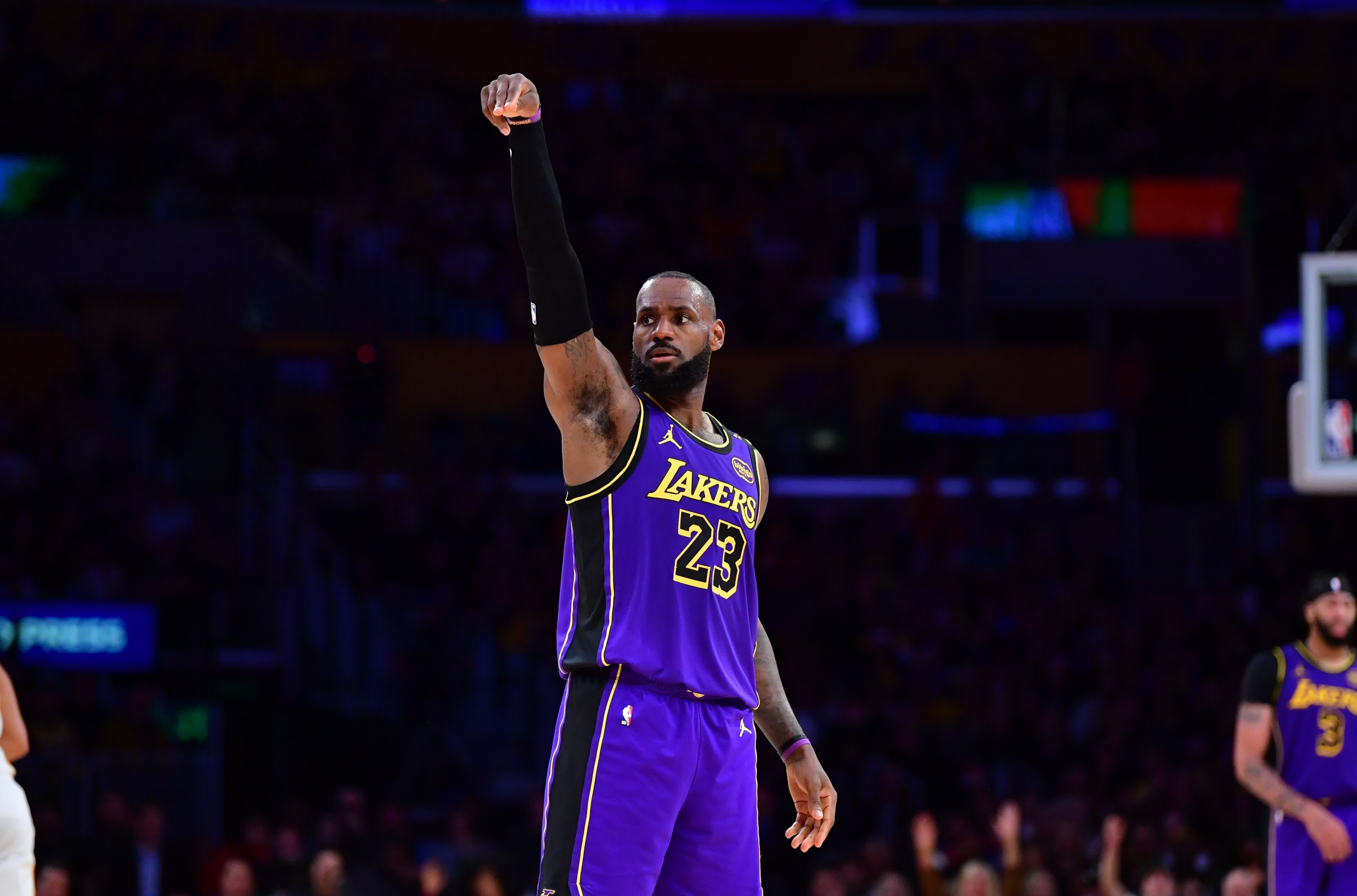 包含NBA球员在场上的精彩表现赢得观众喝彩的词条