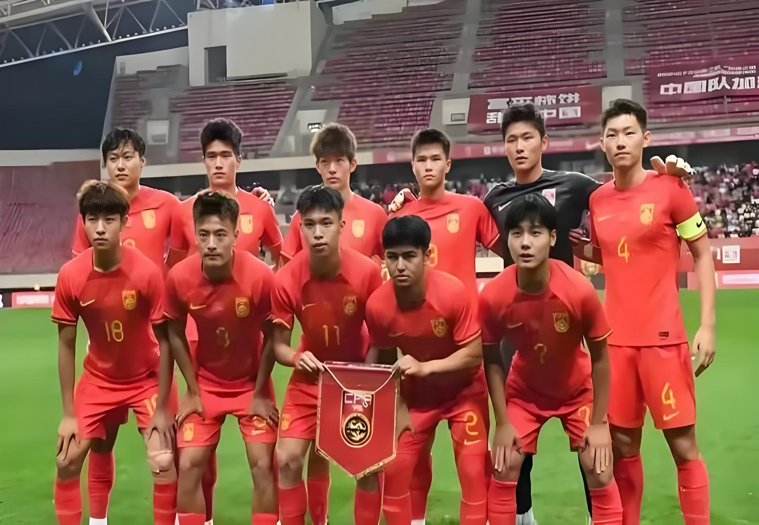 关于国内足球赛事全面升温，球员表现备受瞩目的信息