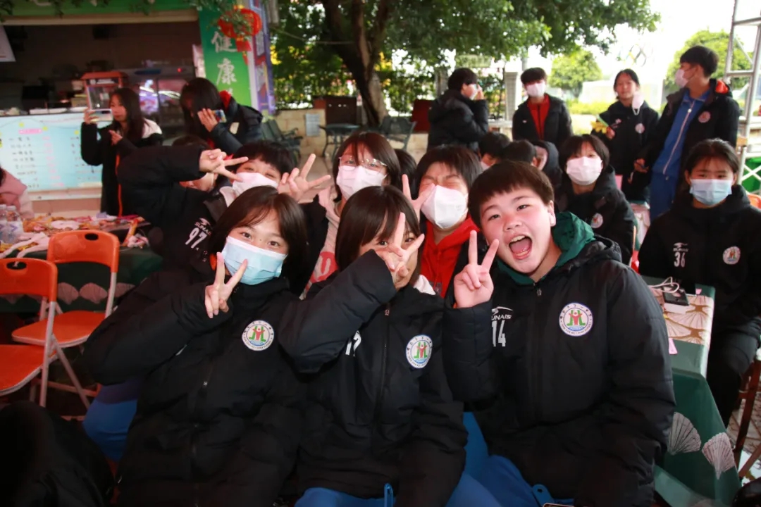 女足比赛联赛举行庆功宴，球员欢聚一堂 