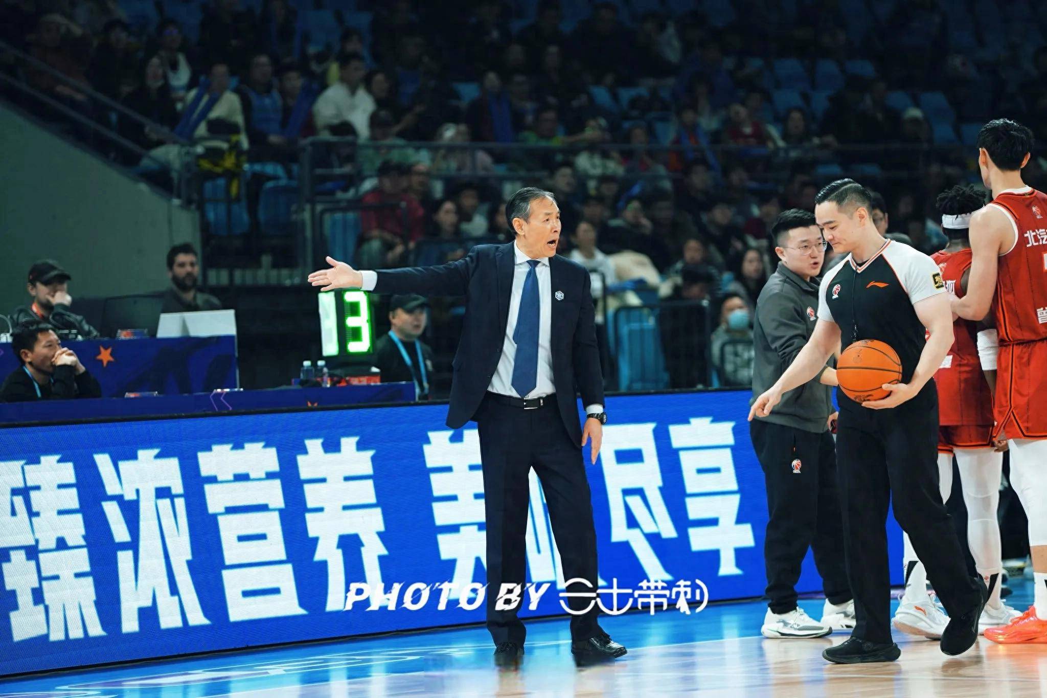 福建男篮与北京男篮交锋，胜负悬念继续 